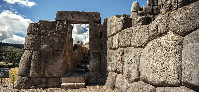 leyenda de la construcción de Sacsayhuamán