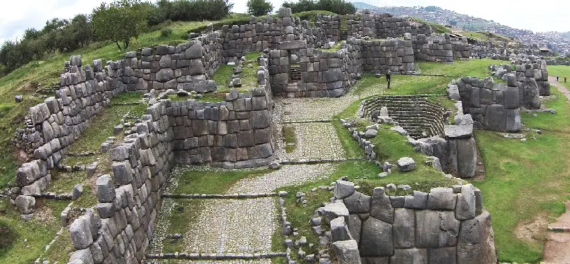 majestuosa Fortaleza de Sacsayhuamán