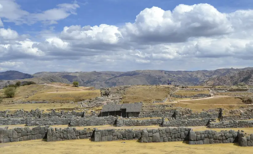 majestuosa Fortaleza de Sacsayhuamán